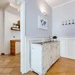 Bmga L Incredible 3bdr With Balcony In Center