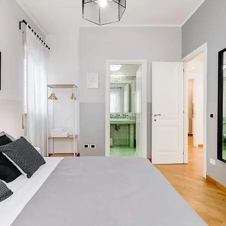 Bmga L Incredible 3bdr With Balcony In Center *