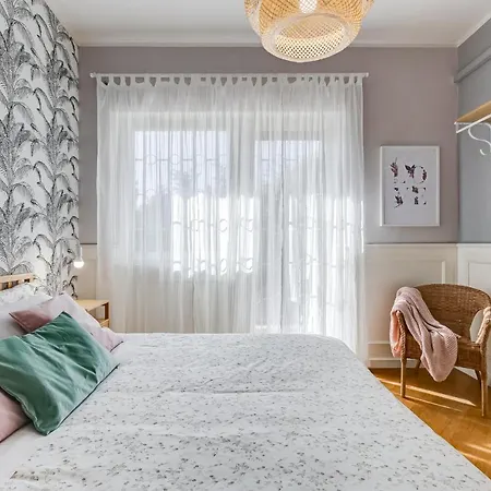 Bmga L Incredible 3bdr With Balcony In Center