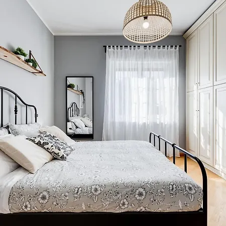 Bmga L Incredible 3bdr With Balcony In Center *